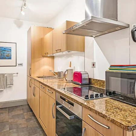 Апартаменти Amanzi Art House, African Soul, Charming 1bdr By Altoluxo Short Lets & Serviced With Free Wifi & Parking *