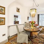 Апартаменти Amanzi Art House, African Soul, Charming 1bdr By Altoluxo Short Lets & Serviced With Free Wifi & Parking *
