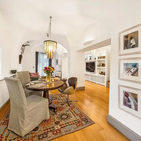 Amanzi Art House, African Soul, Charming 1bdr By Altoluxo Short Lets & Serviced With Free Wifi & Parking *