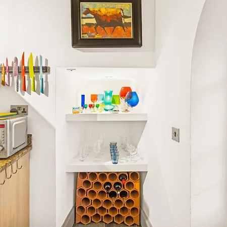 Amanzi Art House, African Soul, Charming 1bdr By Altoluxo Short Lets & Serviced With Free Wifi & Parking