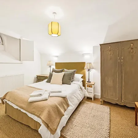 Amanzi Art House, African Soul, Charming 1bdr By Altoluxo Short Lets & Serviced With Free Wifi & Parking