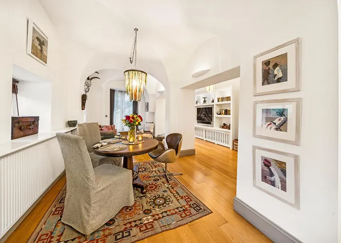 Amanzi Art House, African Soul, Charming 1bdr By Altoluxo Short Lets & Serviced With Free Wifi & Parking *