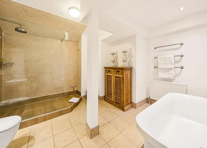 Amanzi Art House, African Soul, Charming 1bdr By Altoluxo Short Lets & Serviced With Free Wifi & Parking