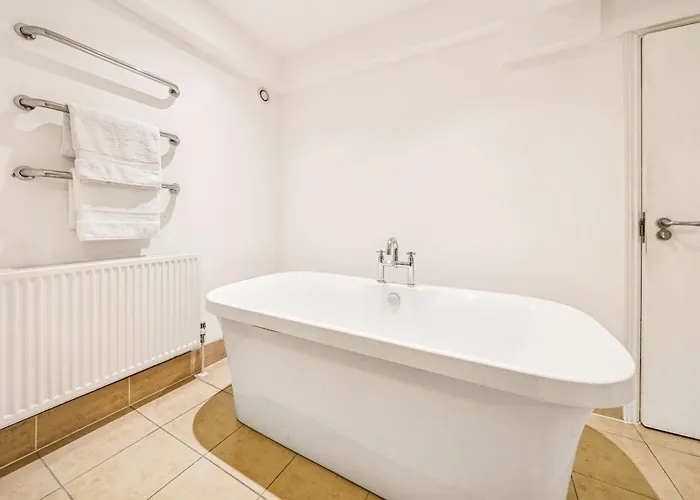 Apartament Amanzi Art House, African Soul, Charming 1bdr By Altoluxo Short Lets & Serviced With Free Wifi & Parking *