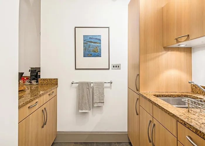 Amanzi Art House, African Soul, Charming 1bdr By Altoluxo Short Lets & Serviced With Free Wifi & Parking *