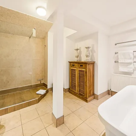 Amanzi Art House, African Soul, Charming 1bdr By Altoluxo Short Lets & Serviced With Free Wifi & Parking