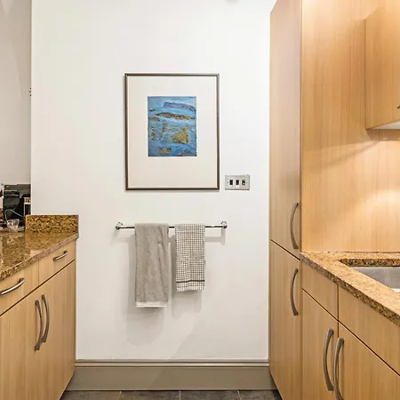 Amanzi Art House, African Soul, Charming 1bdr By Altoluxo Short Lets & Serviced With Free Wifi & Parking *