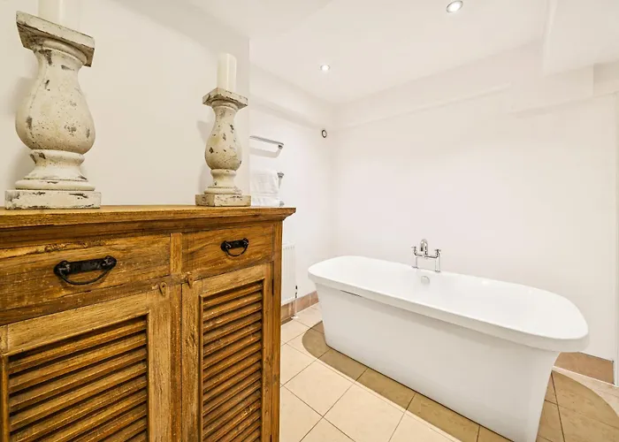 Amanzi Art House, African Soul, Charming 1bdr By Altoluxo Short Lets & Serviced With Free Wifi & Parking Lejlighed