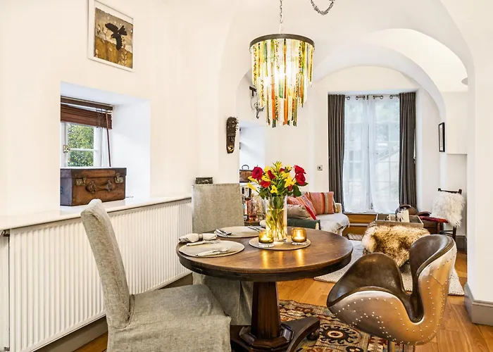 Amanzi Art House, African Soul, Charming 1bdr By Altoluxo Short Lets & Serviced With Free Wifi & Parking